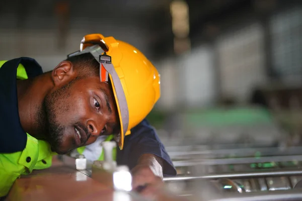 Ingegnere Fabbrica Africano Controlla Ripara Mahine Nella Fabbrica Pesante Lavoratore — Foto Stock