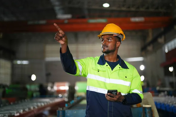 아프리카 노동자들은 공장을 경영하기 위하여 들었다 직장에서 일하는 사람들의 스마트 — 스톡 사진