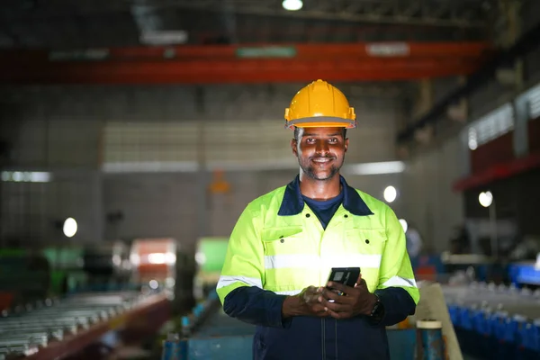 아프리카 노동자가 공장에서 스마트 있습니다 직장에서 일하는 사람들의 스마트 산업의 — 스톡 사진