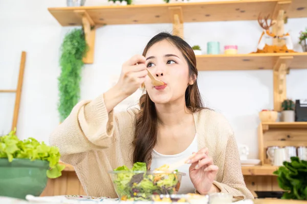 Young Asian Woman Eating Healthy Food Salad Vegetables Woman Sitting — Stock Photo, Image