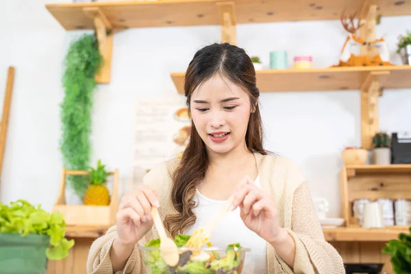 Mulher Sorridente Comendo Legumes Saudáveis Frescos Salada Mulher Sentada Despensa — Fotografia de Stock