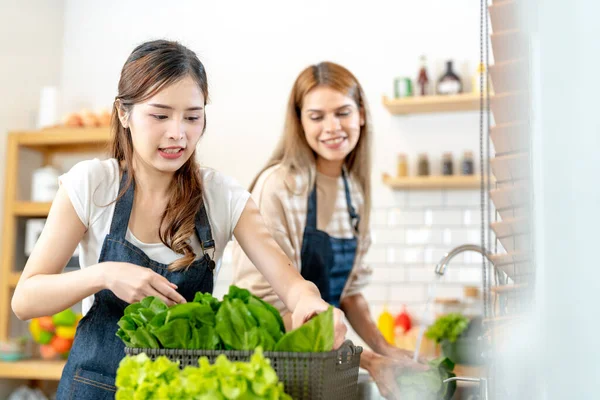 Lächelnde Frauen Bereiten Frisches Gesundes Salatgemüse Frau Die Der Speisekammer — Stockfoto