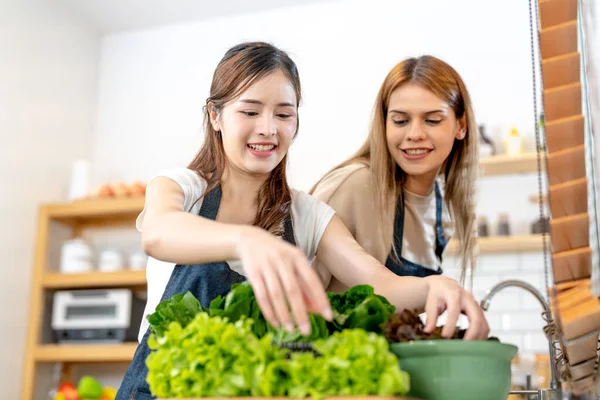 Молодые Женщины Готовят Здоровую Пищу Овощей Салата Женщина Стоящая Кладовке — стоковое фото