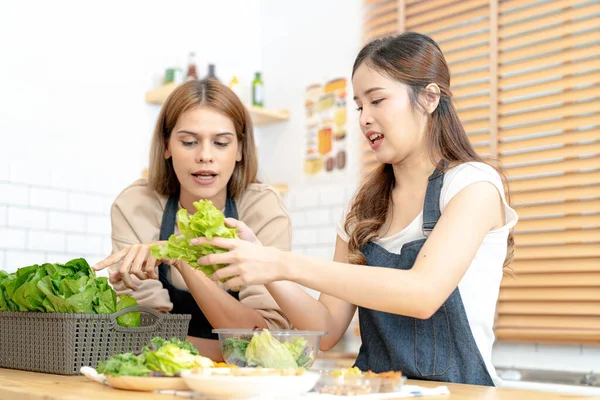 Mujeres Sonrientes Preparando Verduras Frescas Saludables Para Ensaladas Mujer Sentada —  Fotos de Stock