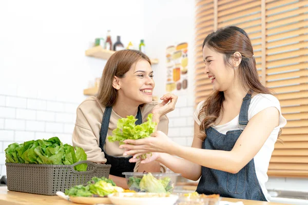 Mulheres Sorridentes Preparando Legumes Frescos Saudáveis Para Saladas Mulher Sentada — Fotografia de Stock