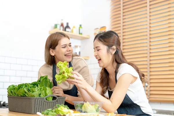 Mulheres Sorridentes Preparando Legumes Frescos Saudáveis Para Saladas Mulher Sentada — Fotografia de Stock