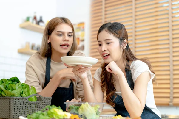 Lächelnde Frauen Bereiten Frisches Gesundes Salatgemüse Frau Sitzt Speisekammer Einer — Stockfoto
