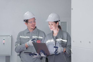 Sektör fabrikasında profesyonel mühendis eğitim ve test makinesi. Endüstriyel işler yapan insanları düşün. Otomatik üretim teknolojisi için endüstriyel robot programlama yazılımı.