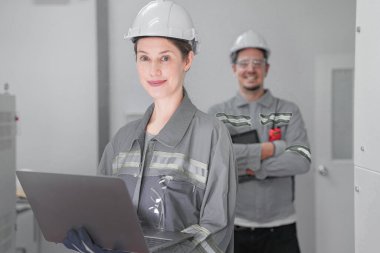 Sektör fabrikasında profesyonel mühendis eğitim ve test makinesi. Endüstriyel işler yapan insanları düşün. Otomatik üretim teknolojisi için endüstriyel robot programlama yazılımı.