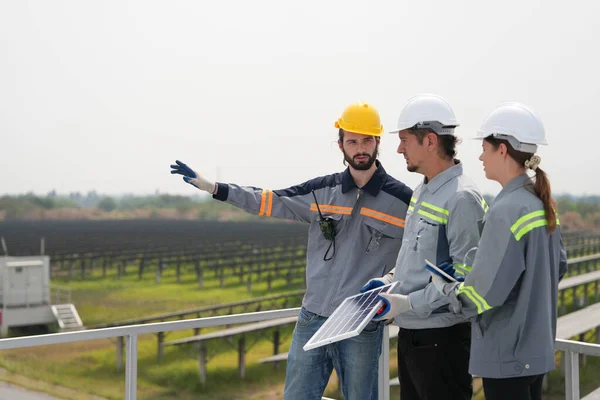 Spotkanie Inżynierów Celu Sprawdzenia Panelu Słonecznego Dachu Farma Słoneczna Systemem — Zdjęcie stockowe
