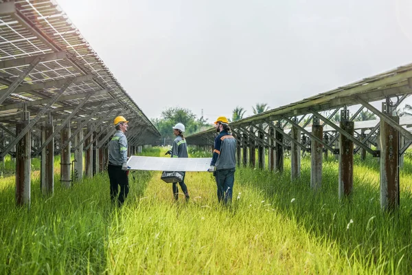 Grupo Ingenieros Caminando Inspeccionando Construcción Paneles Células Solares Células Fotovoltaicas —  Fotos de Stock