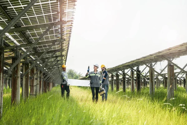 Gruppe Von Ingenieuren Fuß Und Inspektion Bau Von Solarzellen Oder — Stockfoto