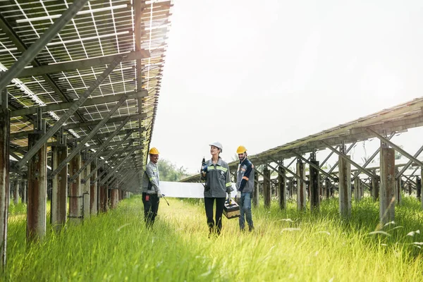 Grupp Ingenjörer Som Går Och Inspekterar Byggandet Solcellspaneler Eller Solceller — Stockfoto