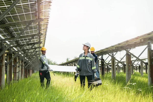 Grupo Engenheiros Andando Inspecionando Construção Painel Células Solares Célula Fotovoltaica — Fotografia de Stock