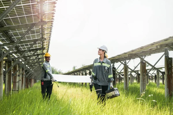 Grupo Engenheiros Andando Inspecionando Construção Painel Células Solares Célula Fotovoltaica — Fotografia de Stock