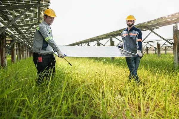 Homens Segurando Painel Solar Engenheiros Andando Inspecionando Construção Painel Células — Fotografia de Stock