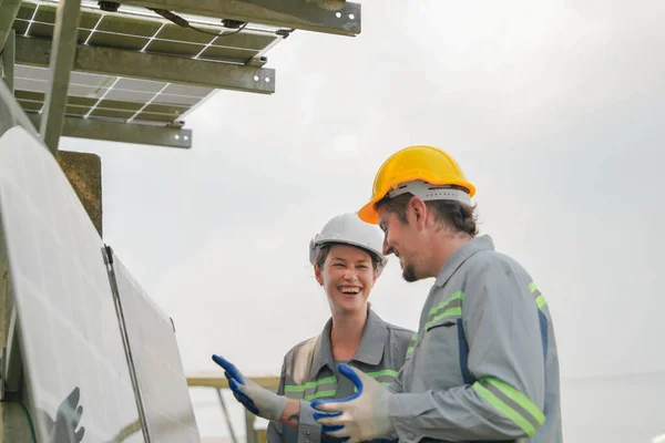 Inżynierowie Fabryki Sprawdzają Naprawiają Konstrukcję Paneli Słonecznych Przemysł Ogniw Słonecznych — Zdjęcie stockowe