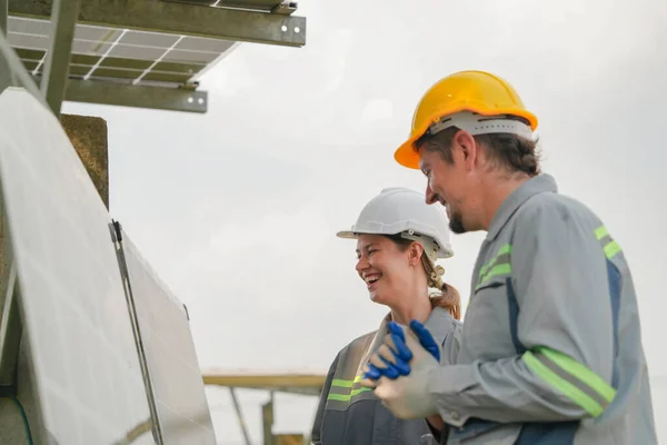 工場のエンジニアは 太陽光パネルの建設をチェックして修復します 太陽電池産業 Jfsジャパン フォー サステナビリティ — ストック写真