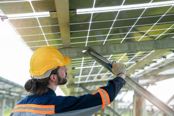 Μηχανικός Εργοστασίων Ελέγχει Και Επισκευάζει Την Κατασκευή Ηλιακών Συλλεκτών Εργάτης — Φωτογραφία Αρχείου