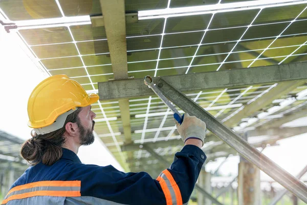 Inżynier Fabryki Sprawdza Naprawia Konstrukcję Paneli Słonecznych Pracownik Pracuje Farmie — Zdjęcie stockowe