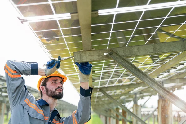 Ingénieur Usine Homme Vérifier Réparer Construction Panneaux Solaires Travailleur Travaille — Photo