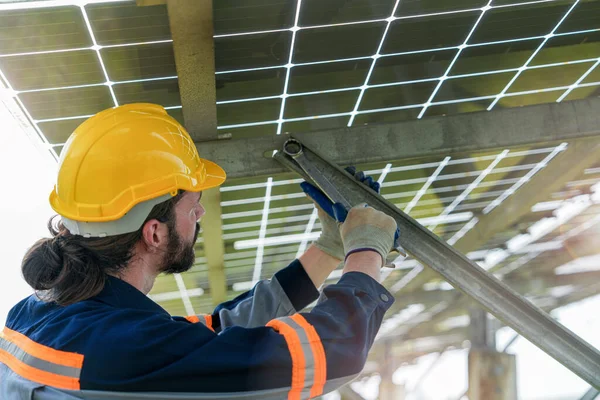 太陽光パネルの建設をチェックし 修理工場のエンジニアの男 労働者は太陽光発電所で働いている 太陽電池産業 Jfsジャパン フォー サステナビリティ — ストック写真