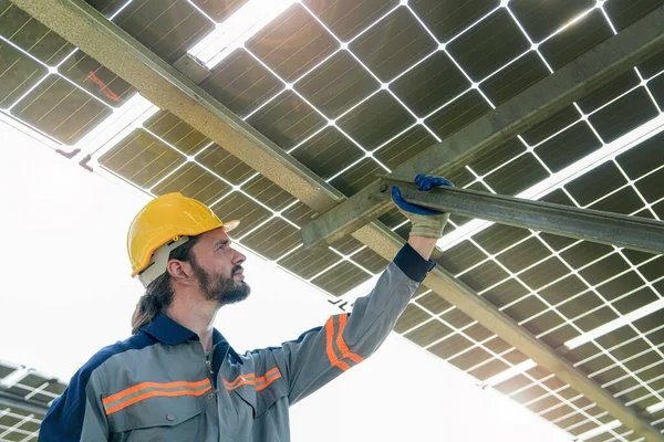 Engenheiro Fábrica Homem Verificando Reparar Construção Painel Solar Trabalhador Trabalha — Fotografia de Stock