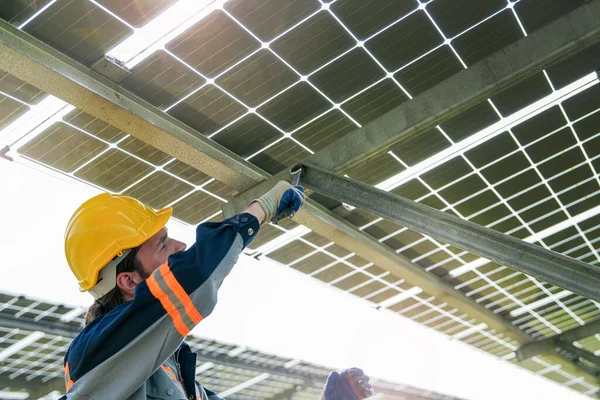 工厂工程师检查和修理太阳能电池板结构 工人在太阳能农场从事可再生能源工作 太阳能电池工业促进可持续性 — 图库照片