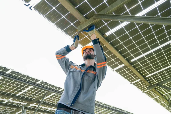 工厂工程师检查和修理太阳能电池板结构 工人在太阳能农场从事可再生能源工作 太阳能电池工业促进可持续性 — 图库照片