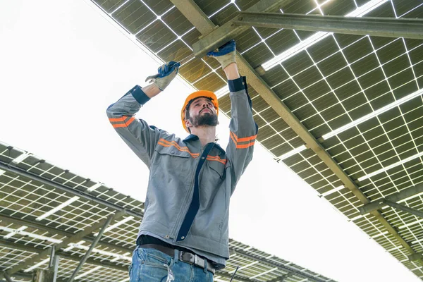 Ingeniero Fábrica Hombre Comprobar Reparar Construcción Del Panel Solar Trabajador —  Fotos de Stock