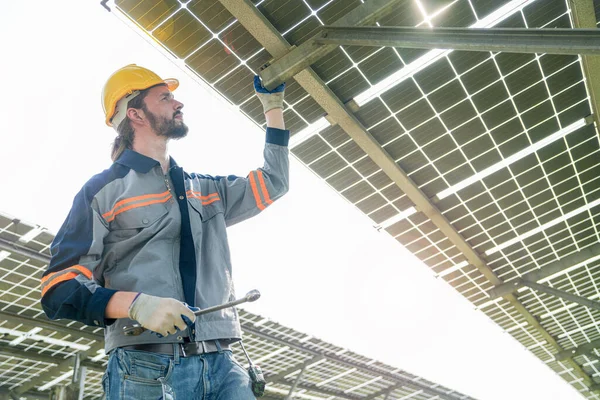Ingénieur Usine Homme Vérifier Réparer Construction Panneaux Solaires Travailleur Travaille — Photo