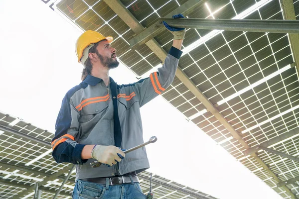 Inżynier Fabryki Sprawdza Naprawia Konstrukcję Paneli Słonecznych Pracownik Pracuje Farmie — Zdjęcie stockowe