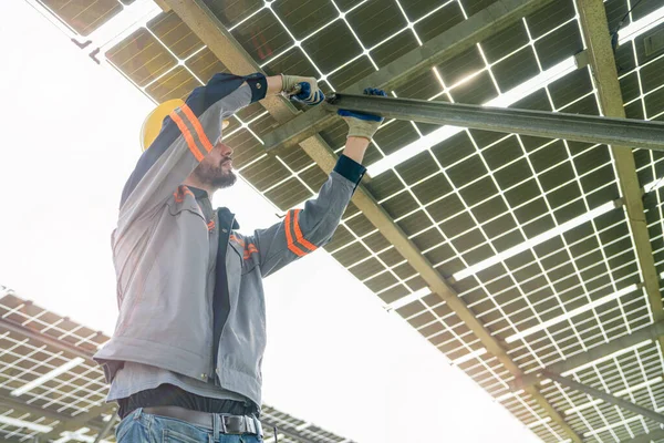 Ingeniero Fábrica Hombre Comprobar Reparar Construcción Del Panel Solar Trabajador —  Fotos de Stock