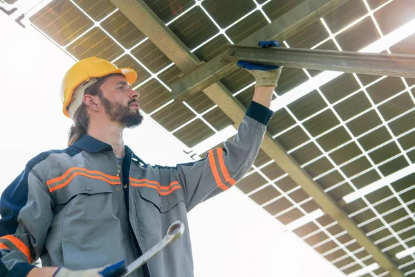 太陽光パネルの建設をチェックし 修理工場のエンジニアの男 労働者は太陽光発電所で働いている 太陽電池産業 Jfsジャパン フォー サステナビリティ — ストック写真