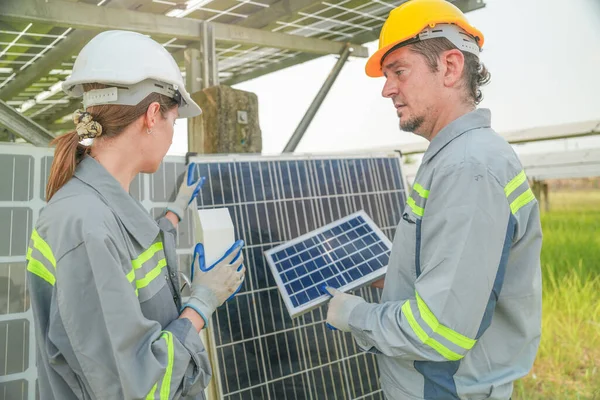 Especialistas Testando Módulo Célula Fotovoltaica Conceito Trabalho Energias Renováveis — Fotografia de Stock