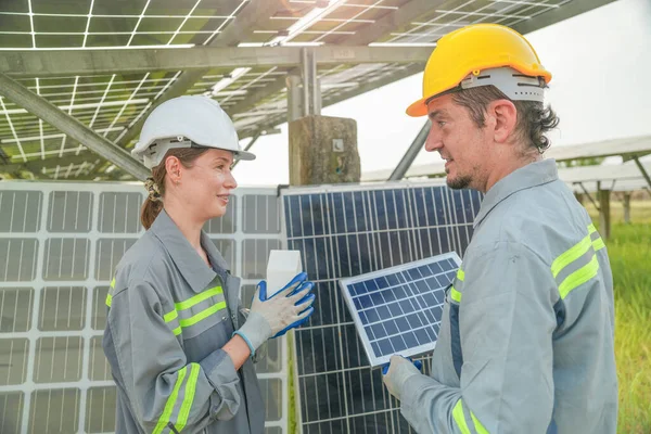 Especialistas Probando Módulo Célula Fotovoltaica Concepto Trabajo Energía Renovable —  Fotos de Stock