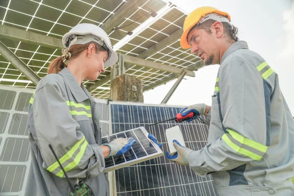 Especialistas Probando Módulo Célula Fotovoltaica Concepto Trabajo Energía Renovable —  Fotos de Stock