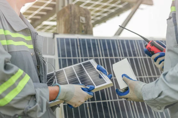 Especialistas Testando Módulo Célula Fotovoltaica Conceito Trabalho Energias Renováveis — Fotografia de Stock