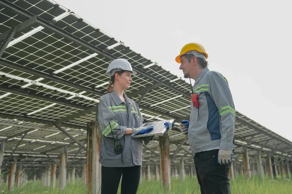 エネルギー貯蔵システムを備えた太陽光発電ファームの屋外試験用太陽電池モジュールの専門家が集結 — ストック写真