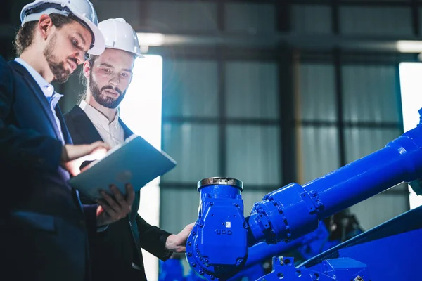 Inżynierowie Biznesowi Spotykają Się Sprawdzają Ramię Robota Ciężkiego Zróżnicowany Zespół — Zdjęcie stockowe