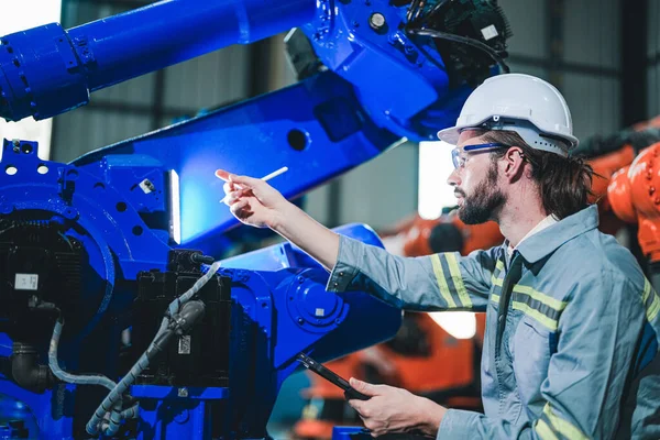 Fabrika Mühendisi Akıllı Tabletle Makineyi Inceliyor Şçi Heavy Machine Robot — Stok fotoğraf