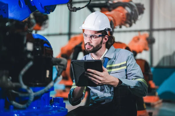 Ingeniero Fábrica Inspeccionando Máquina Con Tableta Inteligente Trabajador Trabaja Brazo —  Fotos de Stock