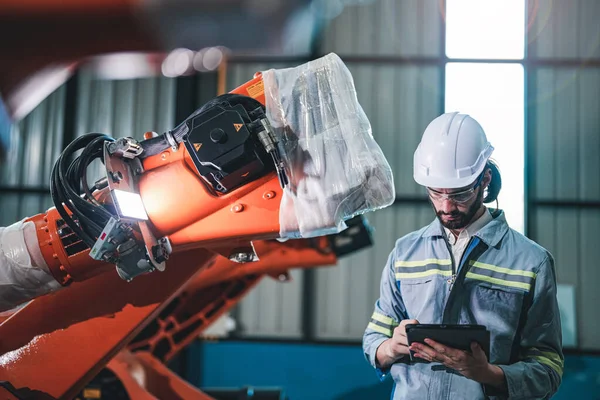 Factory Engineer Inspecting Machine Smart Tablet Worker Works Heavy Machine — Stock Photo, Image