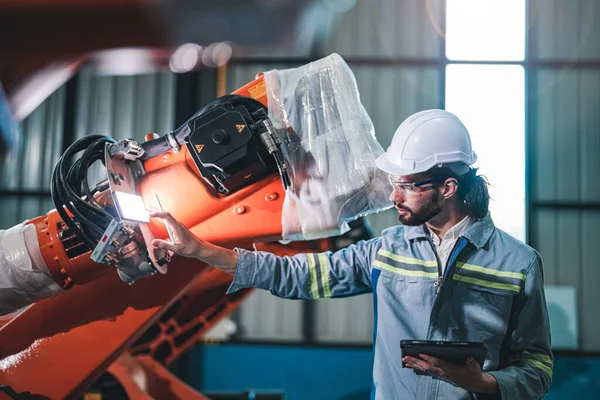 Factory Engineer Inspecting Machine Smart Tablet Worker Works Heavy Machine — Stock Photo, Image
