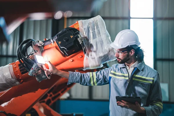 Fabrika Mühendisi Akıllı Tabletle Makineyi Inceliyor Şçi Heavy Machine Robot — Stok fotoğraf
