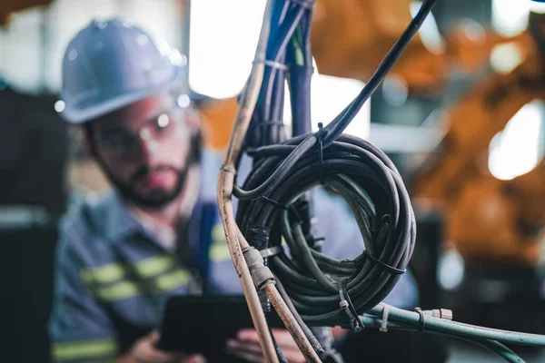 Ingeniero Fábrica Inspeccionando Cable Eléctrico Máquina Trabajador Trabaja Máquina Pesada —  Fotos de Stock