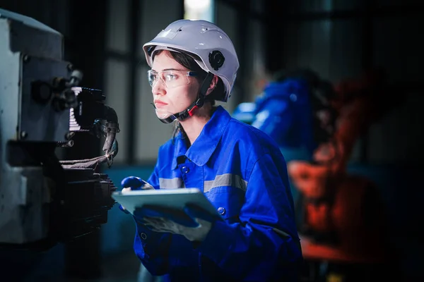 Engenheiro Fábrica Mulher Inspecionando Máquina Com Tablet Inteligente Trabalhador Trabalha — Fotografia de Stock