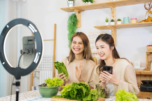 Mulheres Jovens Blogueiras Mostrando Salada Alimentos Saudáveis Para Cuidados Saúde — Fotografia de Stock