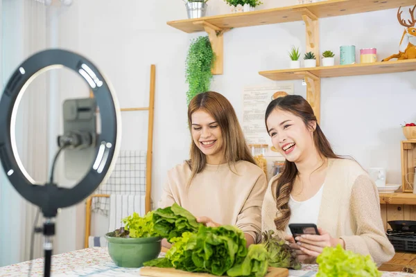 Mulheres Jovens Blogueiras Mostrando Salada Alimentos Saudáveis Para Cuidados Saúde — Fotografia de Stock