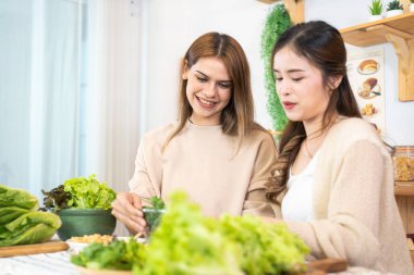 Gülümseyen kadınlar taze sağlıklı salata sebzeleri hazırlıyorlar. Yerel ürünlerden ve malzemelerden alınan temiz diyet gıdaları. Piyasa tazesi.